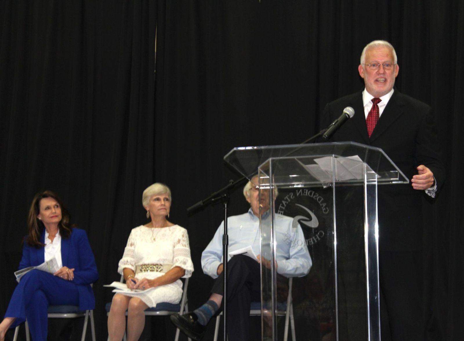 Richard Linsdey speaks during the Naming Ceremony of the 理查德·林赛·阿雷纳. 右起为阿尔·舒梅克博士. 凯西·墨菲和乔伊·佩里.